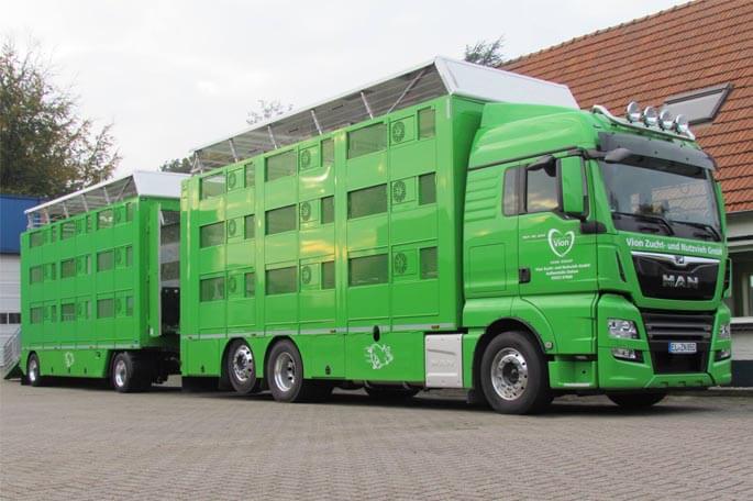Groene open vrachtwagen