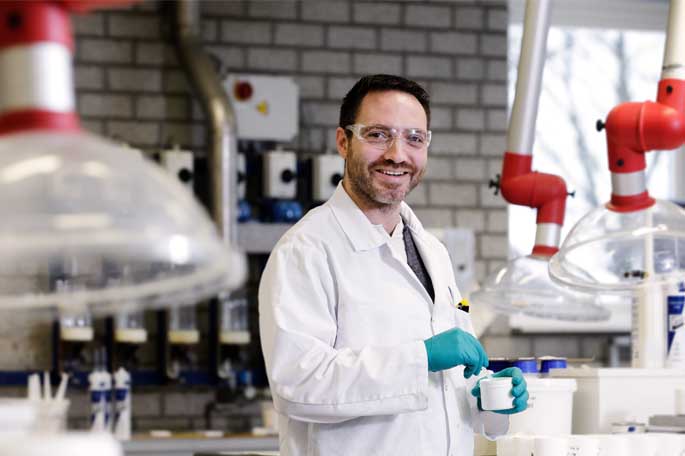 Werknemer van SABA in witte laboratoriumjas