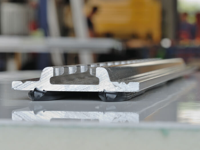 Metalen plaat in productieomgeving