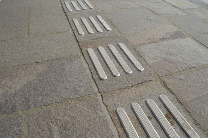 Natuurstenen vloer op station