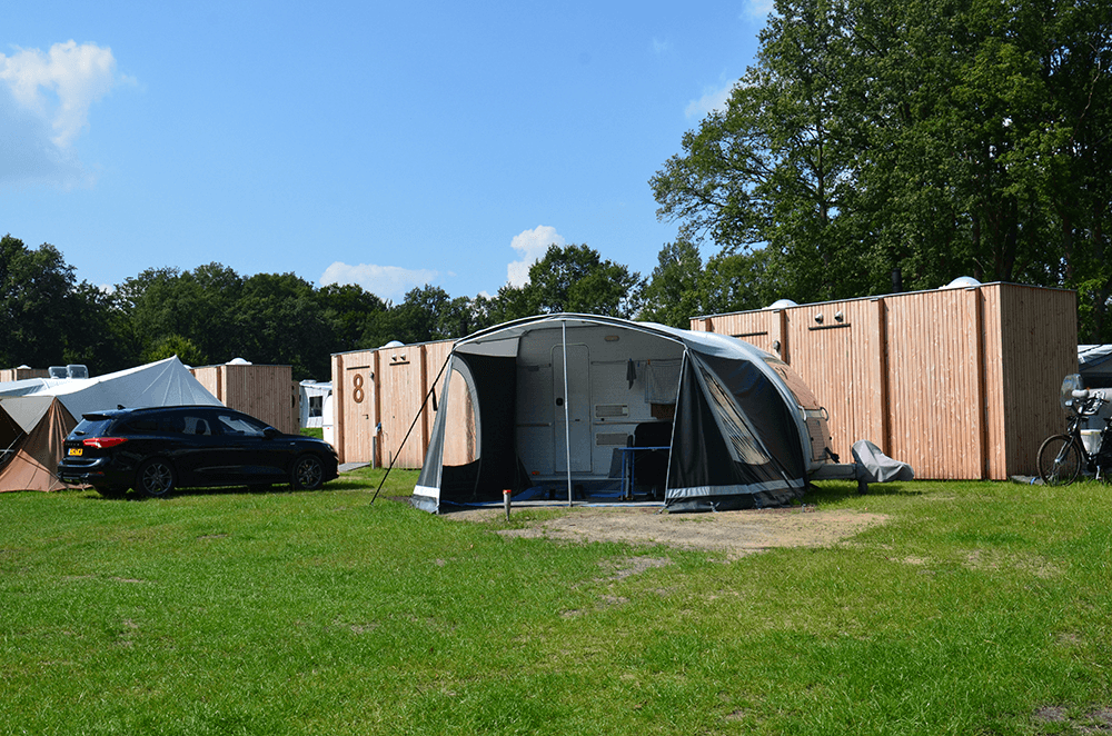 Een tent met auto en op achtergrond SFI units SABA