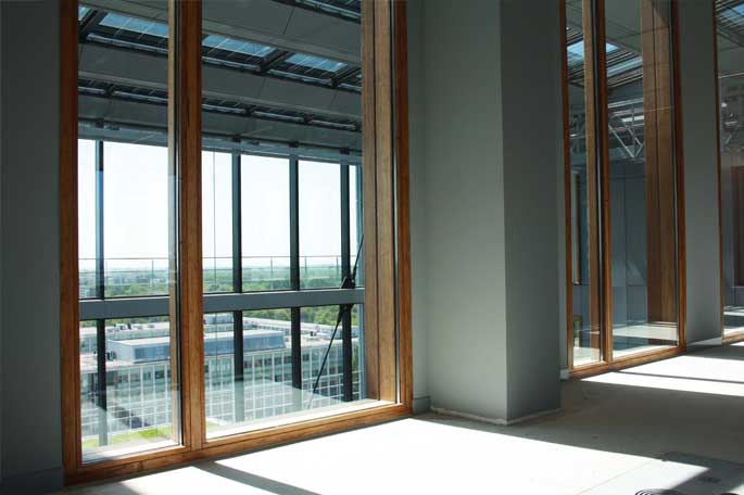 Ramen aan binnenkant van nieuw gebouw