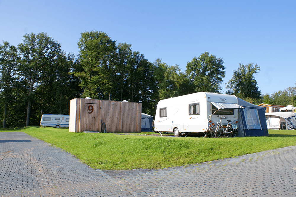 Camper met voortent op camping met ernaast een SFI Unit SABA