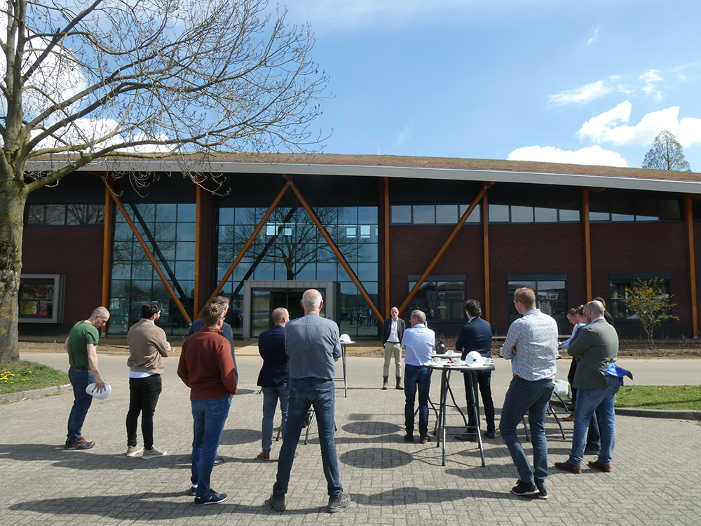 Groep mensen voor nieuwe gebouw SABA