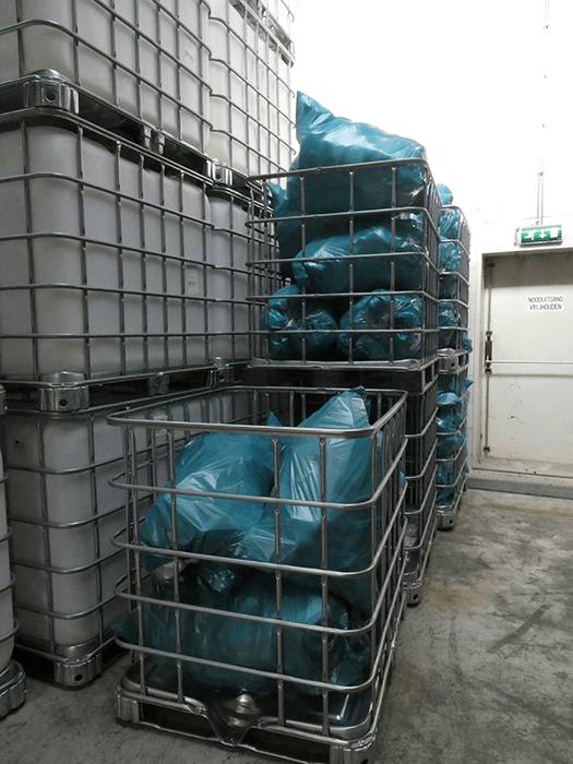 Containers vol met afvalzakken