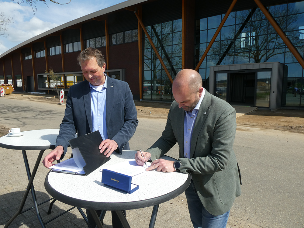 Twee mensen voor nieuwe gebouw SABA