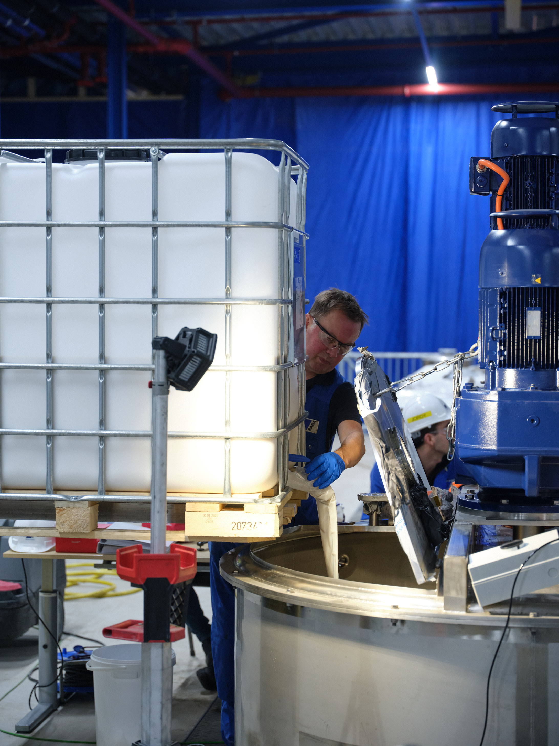 Pallet met een container vol lijm wordt in een machine gedaan